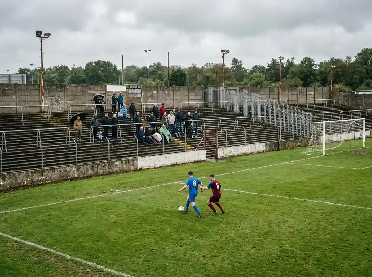 Žemesnės lygos futbolo rungtynės su retai užimtomis tribūnomis