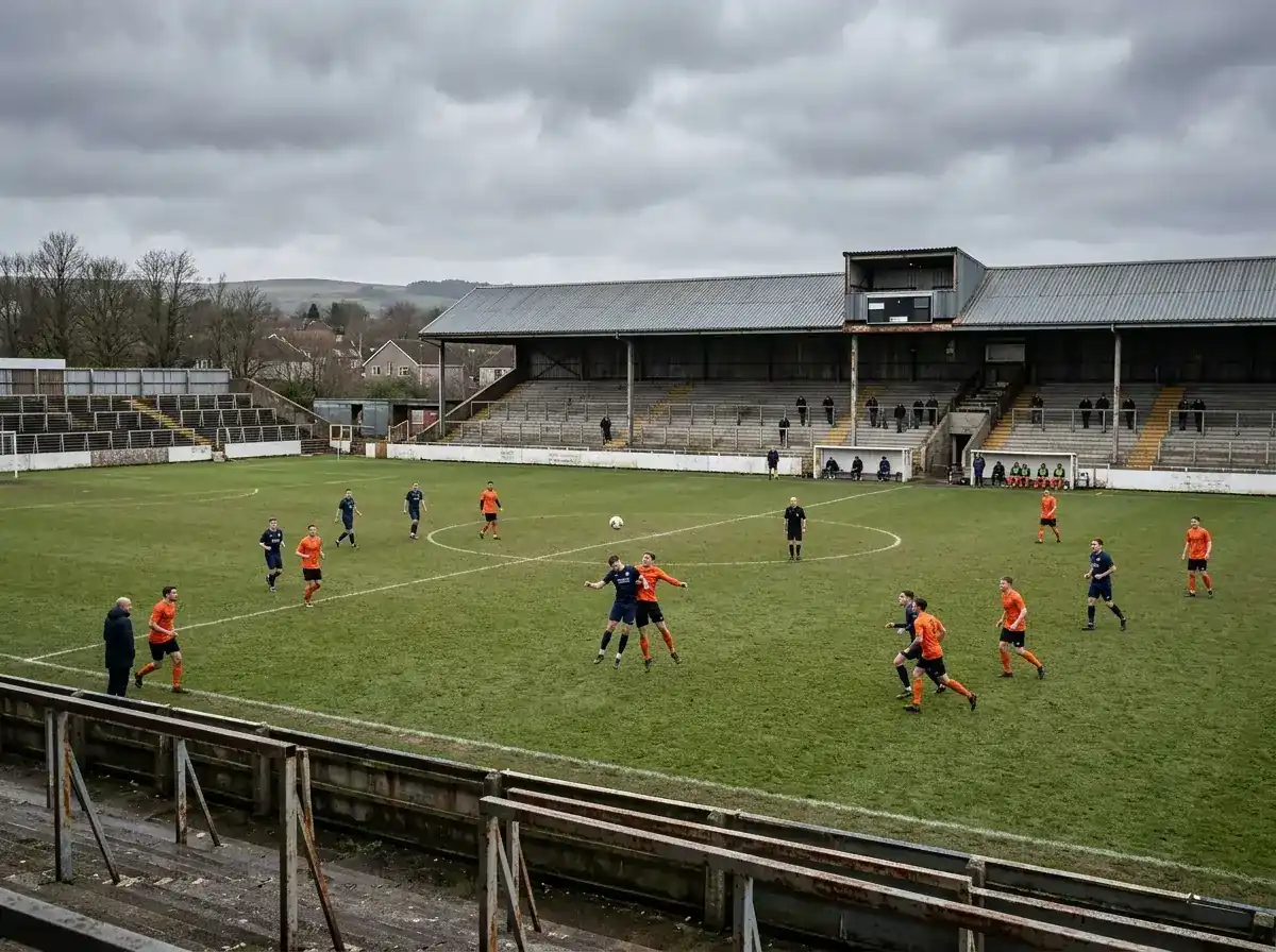 Žemesnės lygos futbolo rungtynės su mažai sirgalių